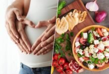 Imagen de una mujer embarazada sonriendo, con un fondo de frutas y verduras frescas