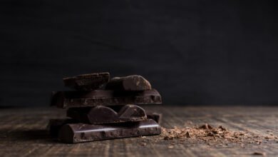 Una tableta de chocolate negro sobre una superficie de madera
