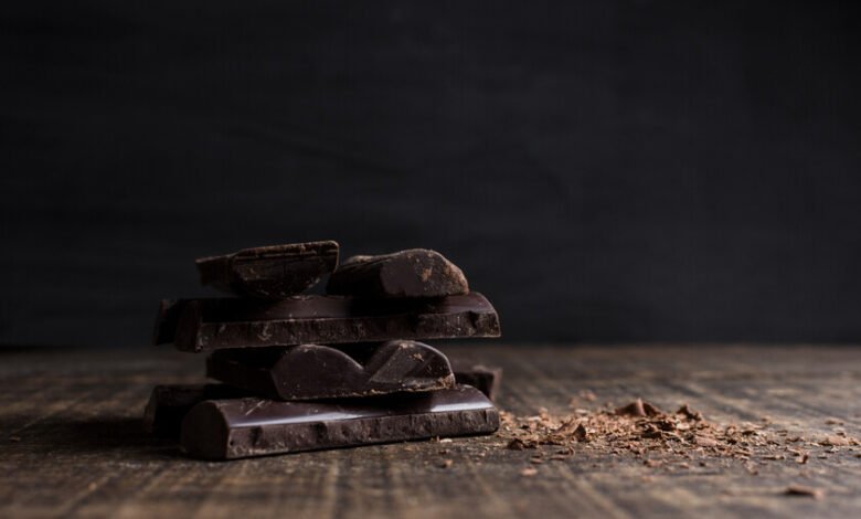 Una tableta de chocolate negro sobre una superficie de madera