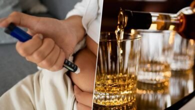 Una imagen de una persona sosteniendo una botella de alcohol, con un fondo de medicamentos y un titular que dice 'Ozempic y alcoholismo'