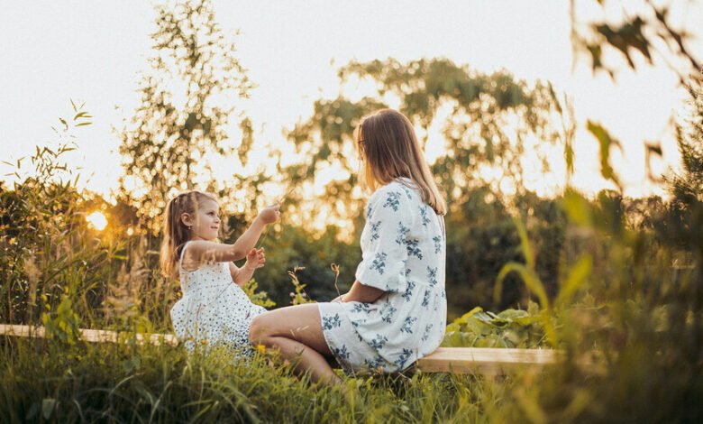 Madre y hijo abrazados, sonriendo