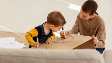 Un niño aprendiendo a través de la experiencia