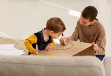 Una madre y su hijo jugando juntos