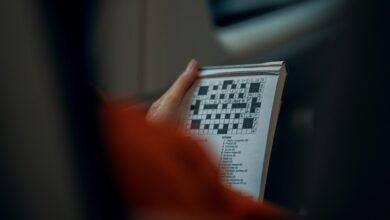 Una persona resolviendo un crucigrama en un periódico del siglo XX