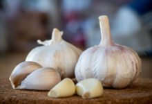 Imagen de un ajo cortado, destacando su potencial para la salud muscular