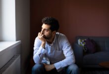 Una persona con una expresión de ansiedad, rodeada de peligros y obstáculos