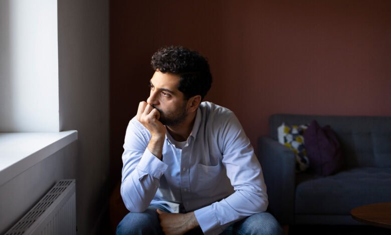 Una persona con una expresión de ansiedad, rodeada de peligros y obstáculos