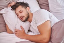 Persona durmiendo tranquilamente en una cama