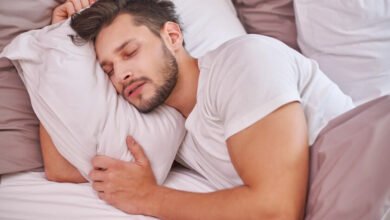Persona durmiendo tranquilamente en una cama