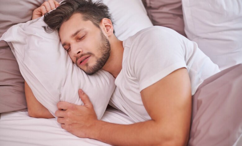 Persona durmiendo tranquilamente en una cama