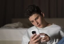 Joven sentado frente a una computadora con una expresión de preocupación
