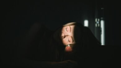 Persona durmiendo tranquilamente en una cama