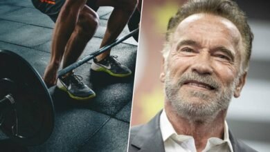 Arnold Schwarzenegger entrenando con pesas en el gimnasio
