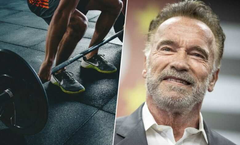 Arnold Schwarzenegger entrenando con pesas en el gimnasio