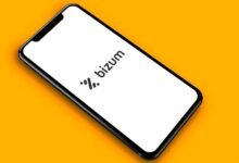 Imagen de una persona realizando un pago móvil con su teléfono