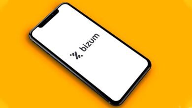 Imagen de una persona realizando un pago móvil con su teléfono
