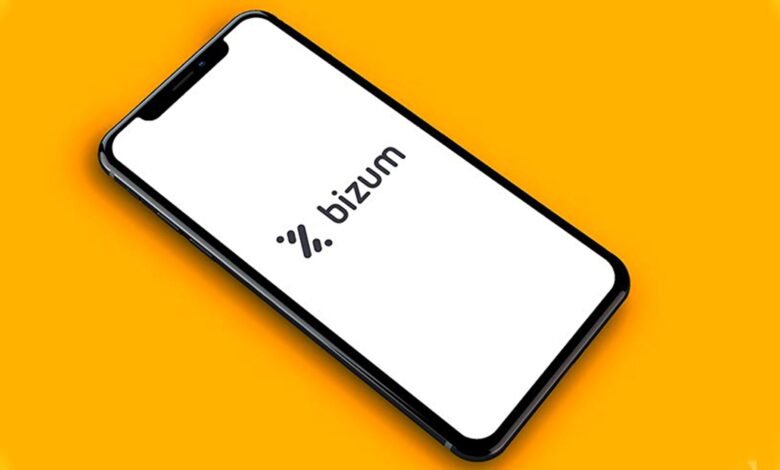 Imagen de una persona realizando un pago móvil con su teléfono