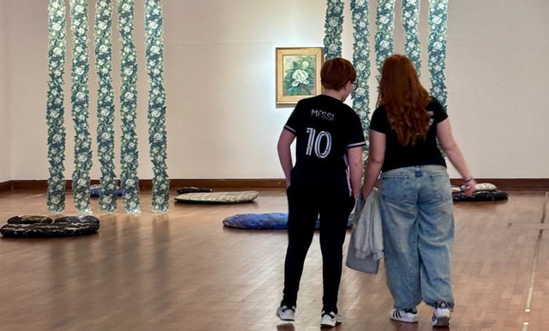 Imagen de una persona visitando un museo con una obra de arte de fondo