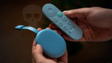 Imagen de un Chromecast con una cruz roja sobre él, indicando que ya no es compatible.