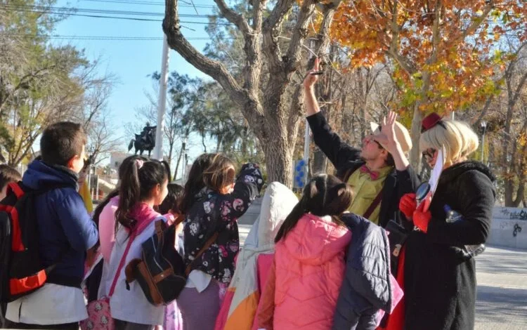 Imagen de estudiantes en una salida escolar