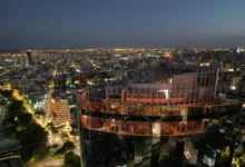 Imagen de la ciudad de Córdoba con un título que dice 'Córdoba y Río Cuarto: Un Modelo de Desarrollo que Inspira al País'