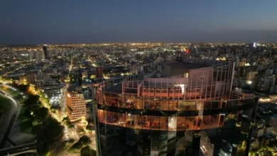 Imagen de la ciudad de Córdoba con un título que dice 'Córdoba y Río Cuarto: Un Modelo de Desarrollo que Inspira al País'