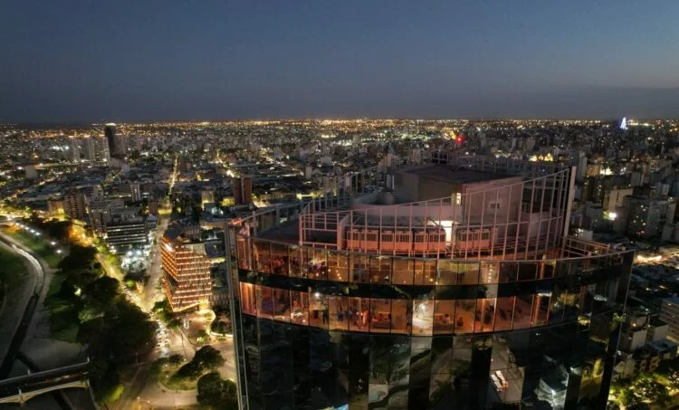 Imagen de la ciudad de Córdoba con un título que dice 'Córdoba y Río Cuarto: Un Modelo de Desarrollo que Inspira al País'