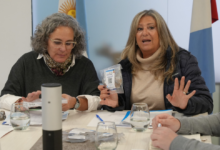 Imagen de una huerta escolar en Córdoba, con estudiantes y docentes trabajando juntos.