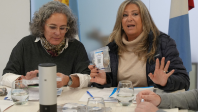 Imagen de una huerta escolar en Córdoba, con estudiantes y docentes trabajando juntos.