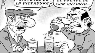 Persona sentada en una mesa con una laptop y un libro, con una expresión de concentración