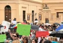 Persona con discapacidad en una silla de ruedas, con un fondo de una ciudad