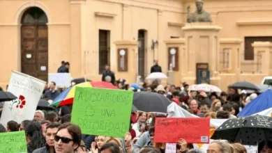 Persona con discapacidad en una silla de ruedas, con un fondo de una ciudad