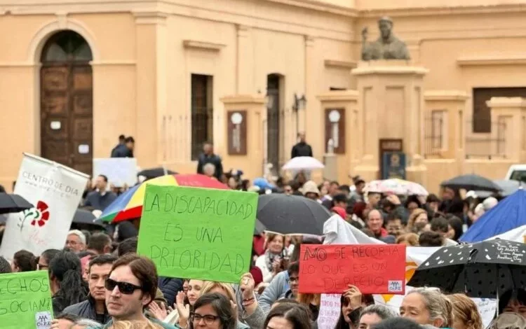 Persona con discapacidad en una silla de ruedas, con un fondo de una ciudad