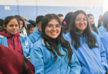 Estudiantes secundarios en un aula de educación superior en Córdoba