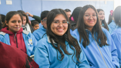 Estudiantes secundarios en un aula de educación superior en Córdoba