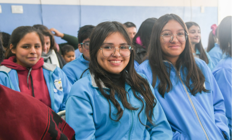 Estudiantes secundarios en un aula de educación superior en Córdoba
