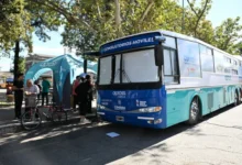 Imagen de un consultorio móvil en Córdoba, con personas esperando para ser atendidas