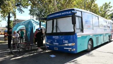Imagen de un consultorio móvil en Córdoba, con personas esperando para ser atendidas