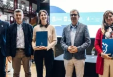 Niños pequeños utilizando dispositivos electrónicos