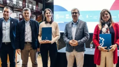 Niños pequeños utilizando dispositivos electrónicos
