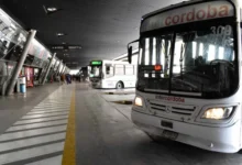 Imagen de un autobús en Córdoba con personas esperando en la parada