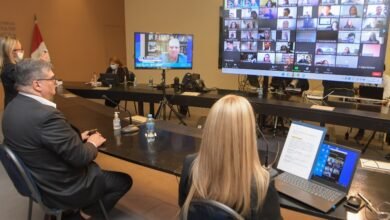 Imagen de una conferencia sobre contratos administrativos