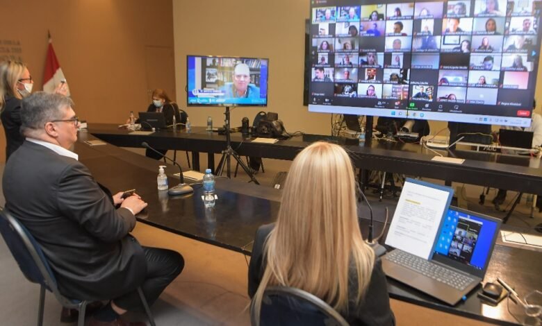 Imagen de una conferencia sobre contratos administrativos