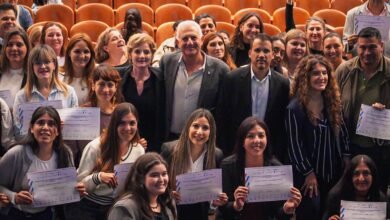 Imágenes de la entrega de certificados a las personas graduadas de la Diplomatura Universitaria en Acompañantes Comunitarias contra la Violencia de Género