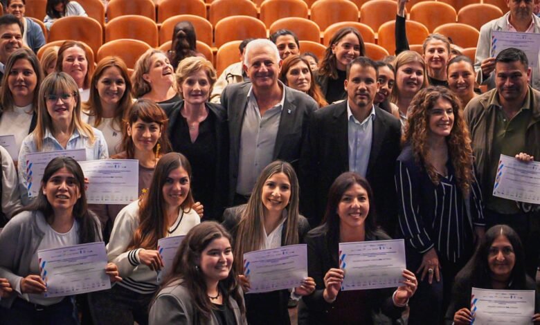 Imágenes de la entrega de certificados a las personas graduadas de la Diplomatura Universitaria en Acompañantes Comunitarias contra la Violencia de Género