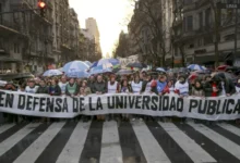 Imagen de estudiantes y docentes marchando por la educación en Córdoba