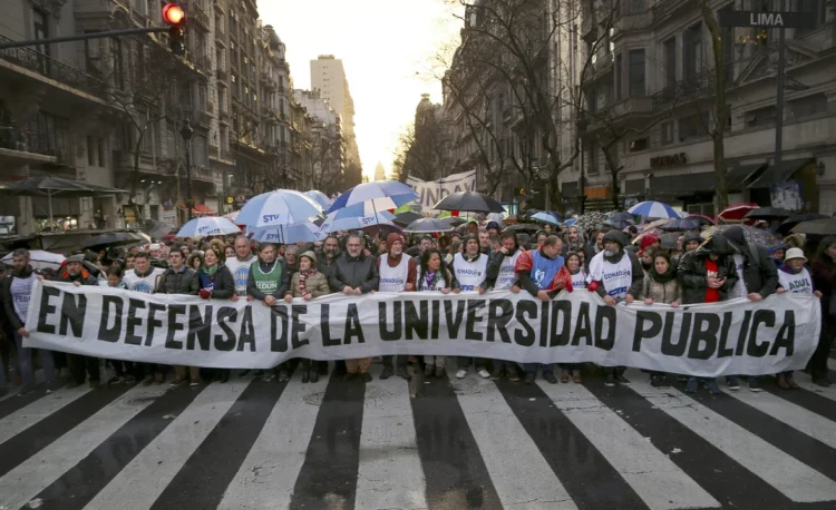 Imagen de estudiantes y docentes marchando por la educación en Córdoba