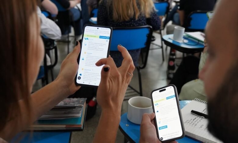 Docentes participando en una capacitación de Inteligencia Artificial