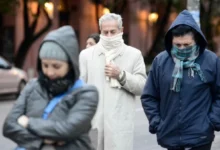 Persona abrigada en la calle durante una ola de frío