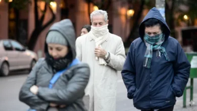 Persona abrigada en la calle durante una ola de frío